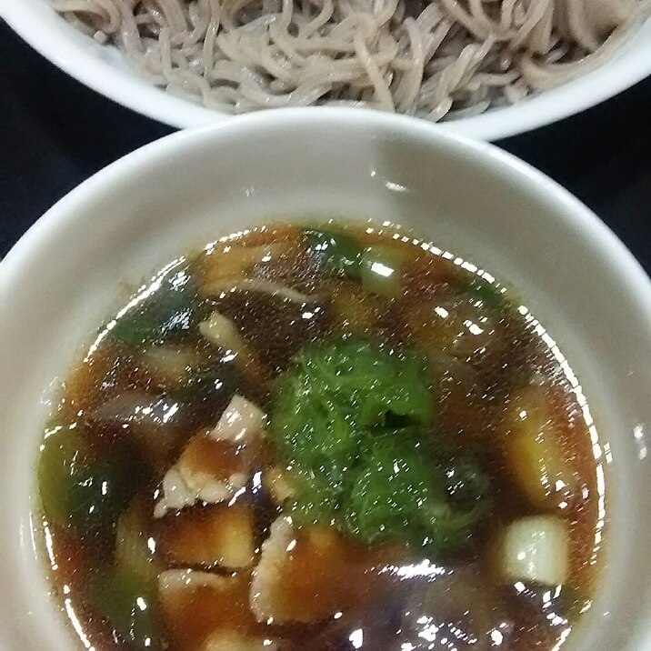 めかぶと豚肉のつゆで食べるお蕎麦